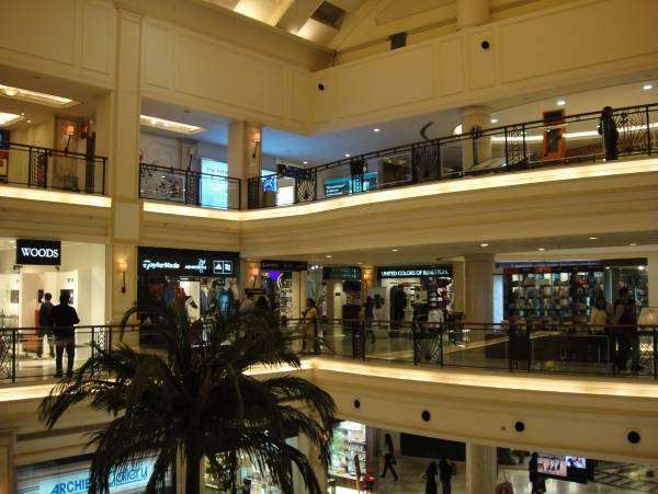新德里最好的shopping mall，能看出在印度吗？