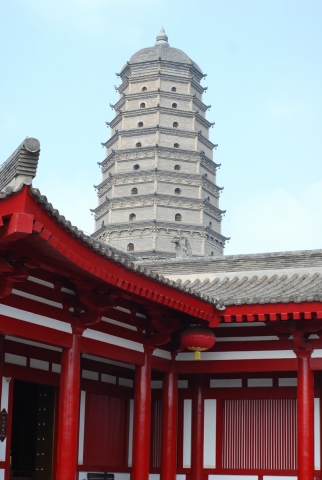 法门寺地宫就在这塔下面，不许照相