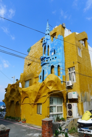 垦丁不像三亚，当地住宿以民宿为主，许多居民把民宿建造得特色各异，但总体上偏地中海风的多 ... ... ... ...