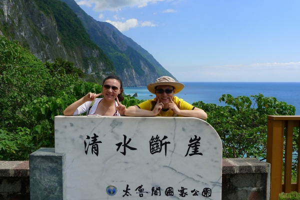背后就是著名的苏花公路和清水断崖
