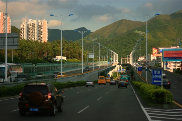 下沉的分流车道.jpg