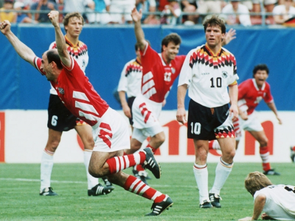 1994年美国世界杯，德国队的球衣没有那么出彩，但是球裤玩出了新花样——装饰上了国旗色。 ... ... ... ... ...